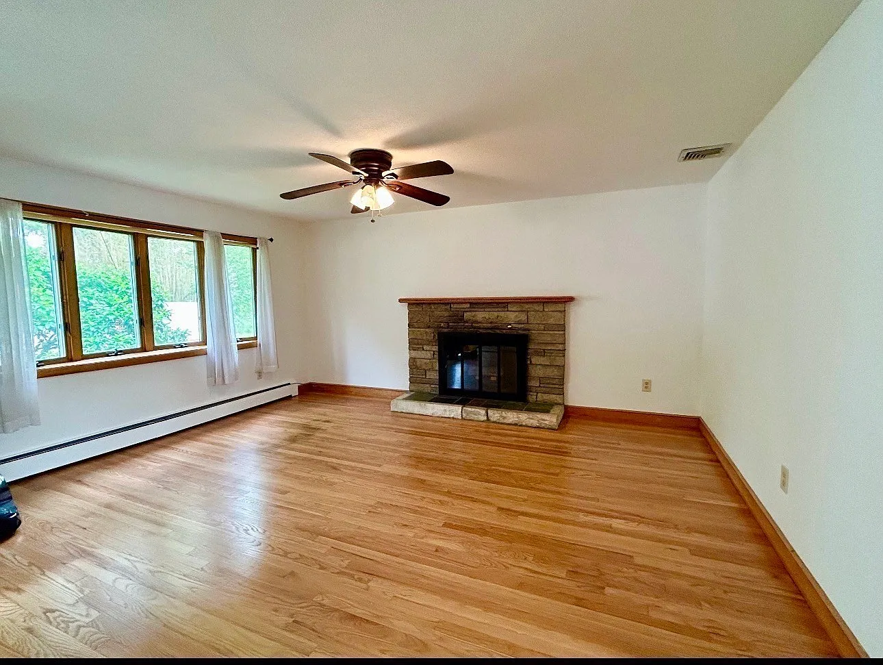 4 bed, 2.0 bath, 1964 sqft, $4,500 — Photo 2