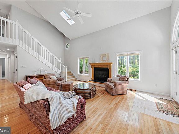 3rd image of 4 Bayberry Rd
