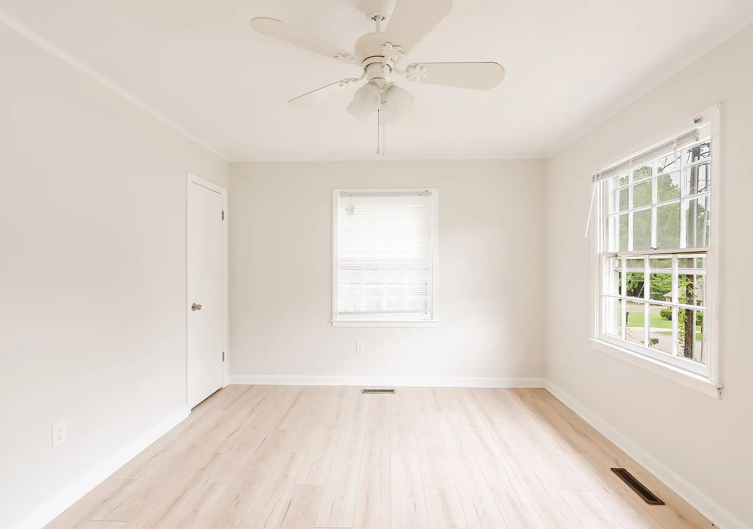 3 Bedroom, 1.5 Bath Charming Cottage on corner lot! — Photo 3