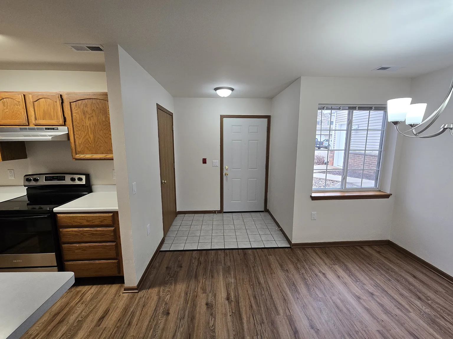 2 bed, 1.5 bath, 1125 sqft, $1,710 — Photo 2