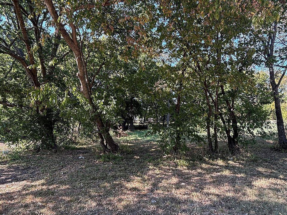 2nd image of 823 Mill St