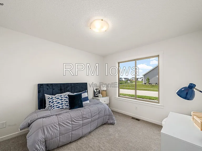 385 NW Ashley Ave — Photo 14