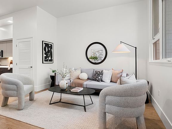 4th image of 1545 32nd St #104