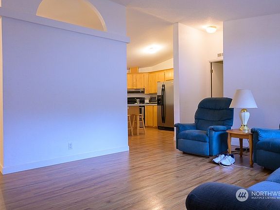 3rd image of 701 E Lakeshore Drive E