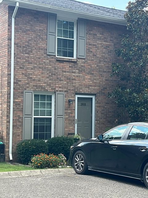 1st image of 3910 Westlawn Dr