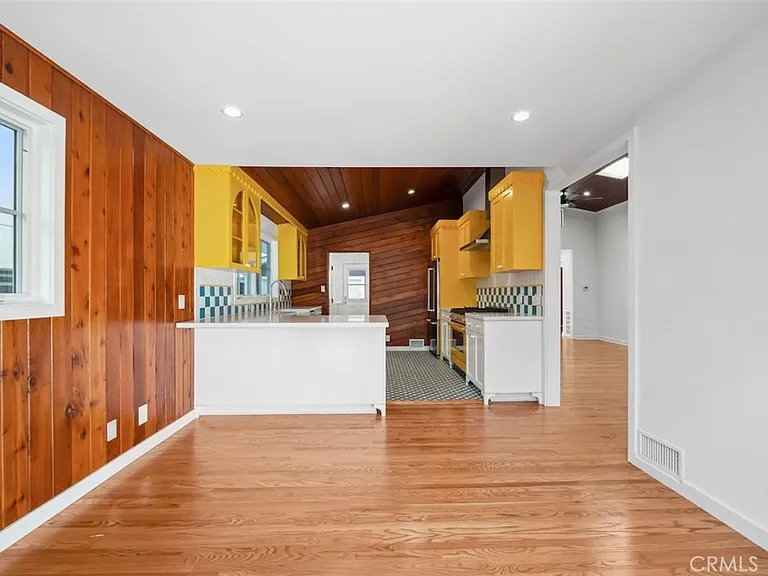 2549 N Beachwood Dr — Photo 3