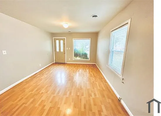 13797 Hendricks Ave — Photo 2