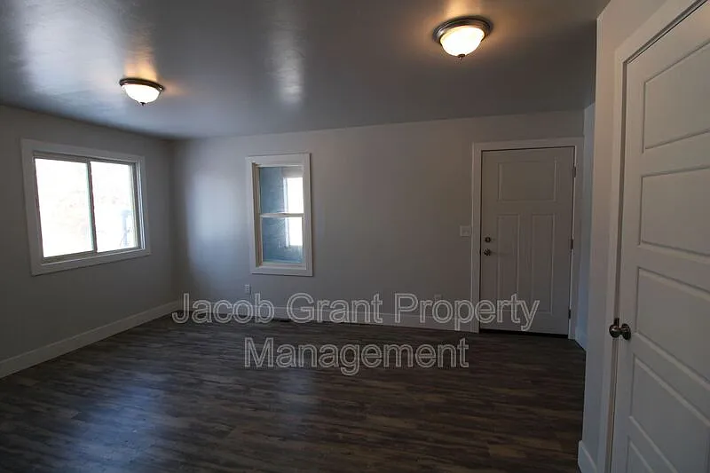 3 bed, 1.0 bath, 808 sqft, $1,095 — Photo 4