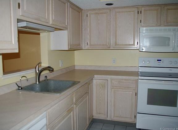 2nd image of 601 Holly Hill Dr