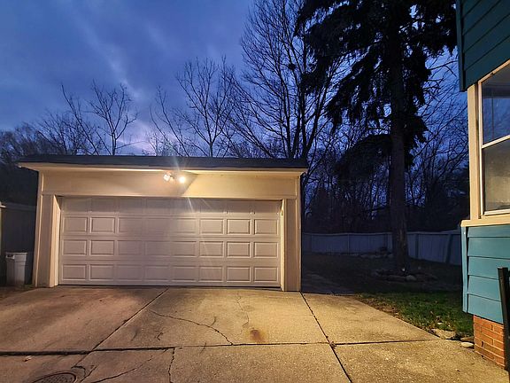 3rd image of 1046 Mozina Dr