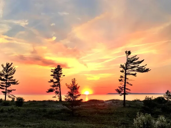 27 S Beach Walk, Glen Arbor, MI 49636