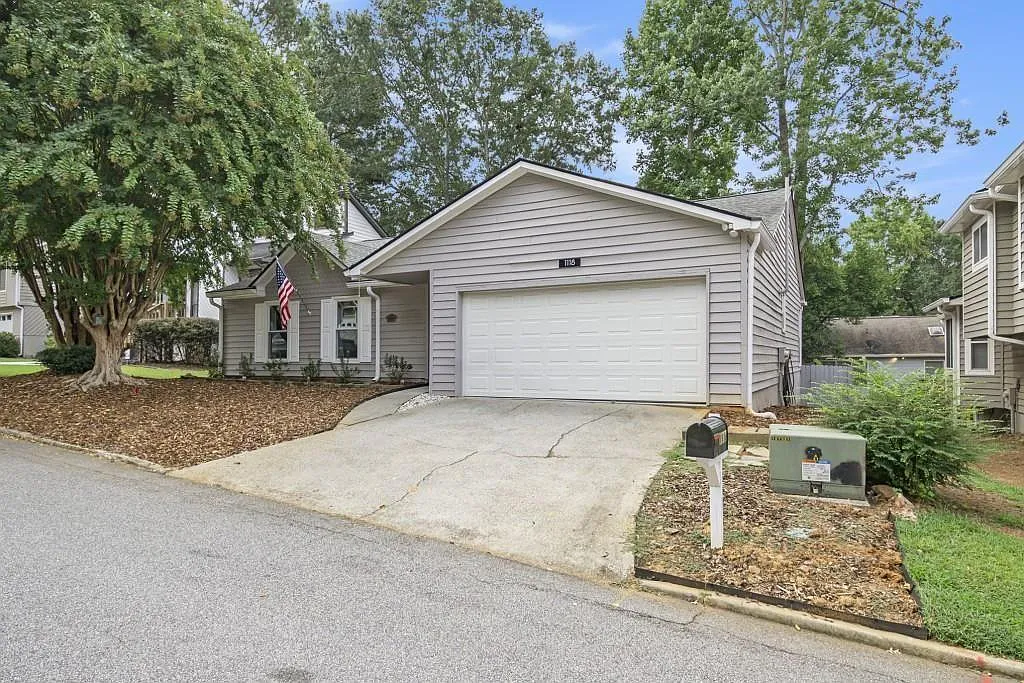 3 bed, 2.0 bath, 1575 sqft, $3,700 — Photo 3