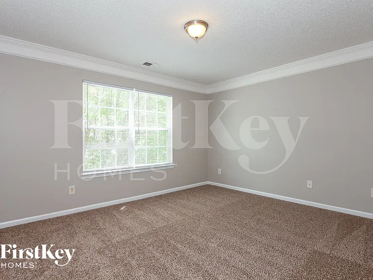 2422 Fairstone Ave — Photo 5
