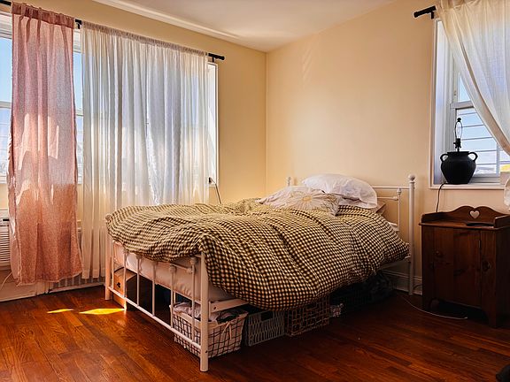 5th image of 154 Bowers St #402