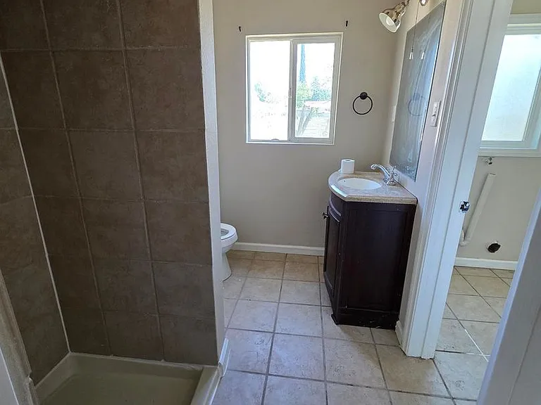 2641 N Arrowhead Ave — Photo 18