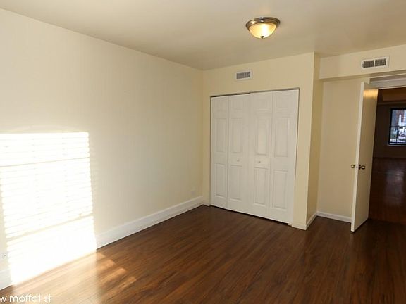 3rd image of 2031 W Moffat St #1518