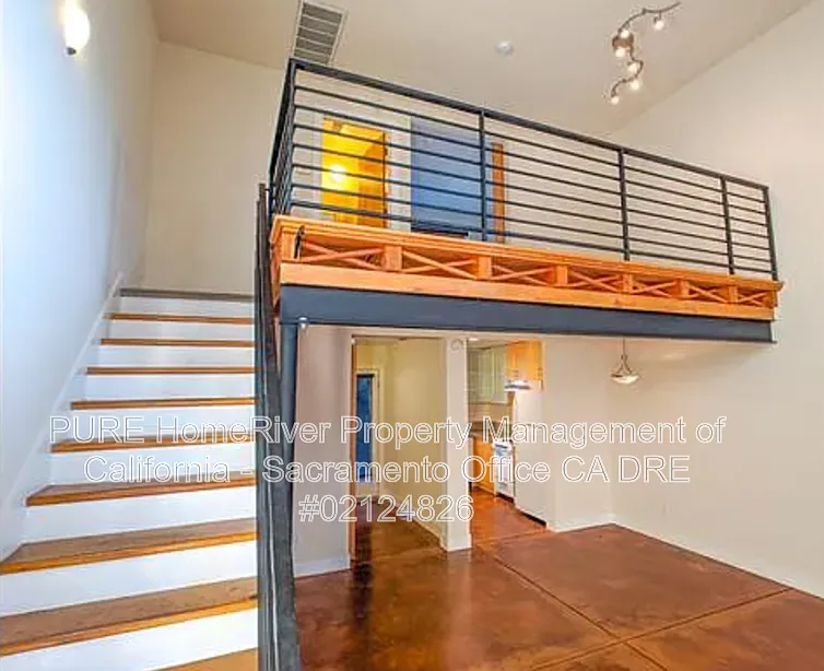 2 bed, 1.0 bath, 875 sqft, $2,100 — Photo 2