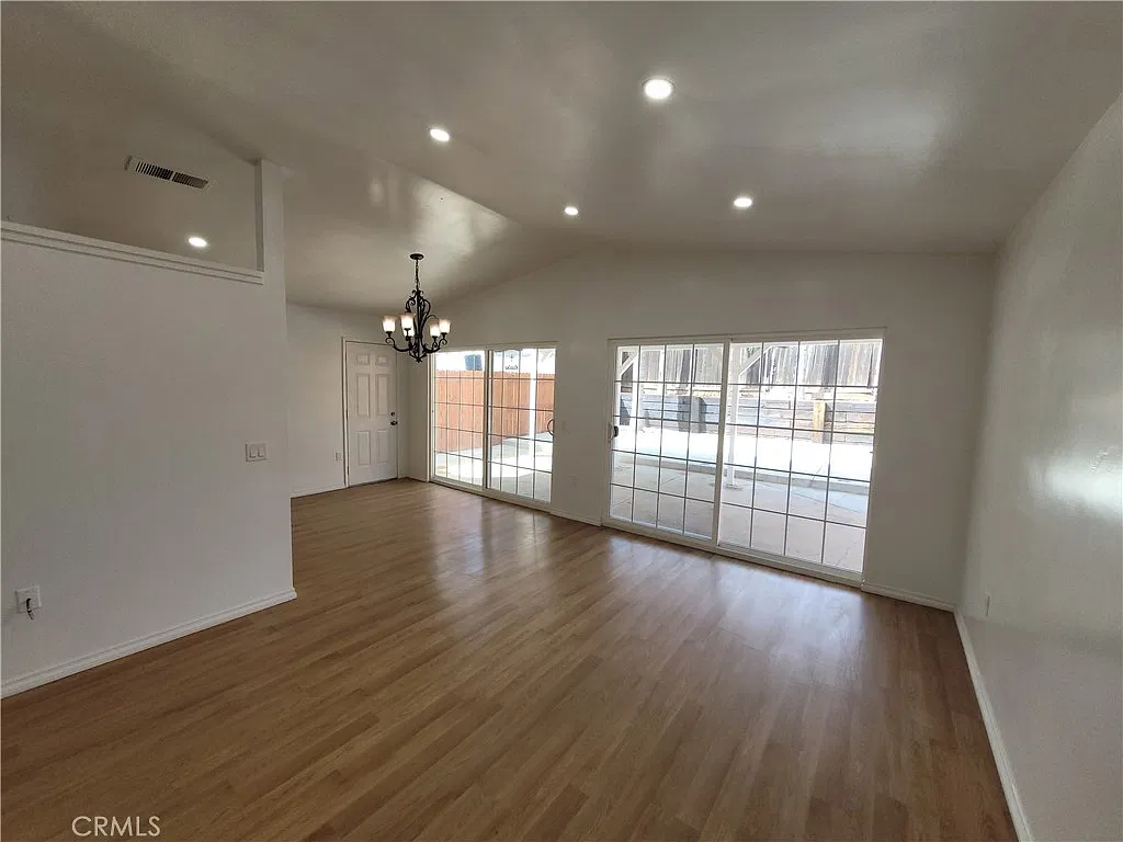 3 bed, 1021 sqft, $3,200 — Photo 2