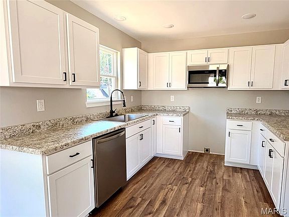 4th image of 223 Fair St
