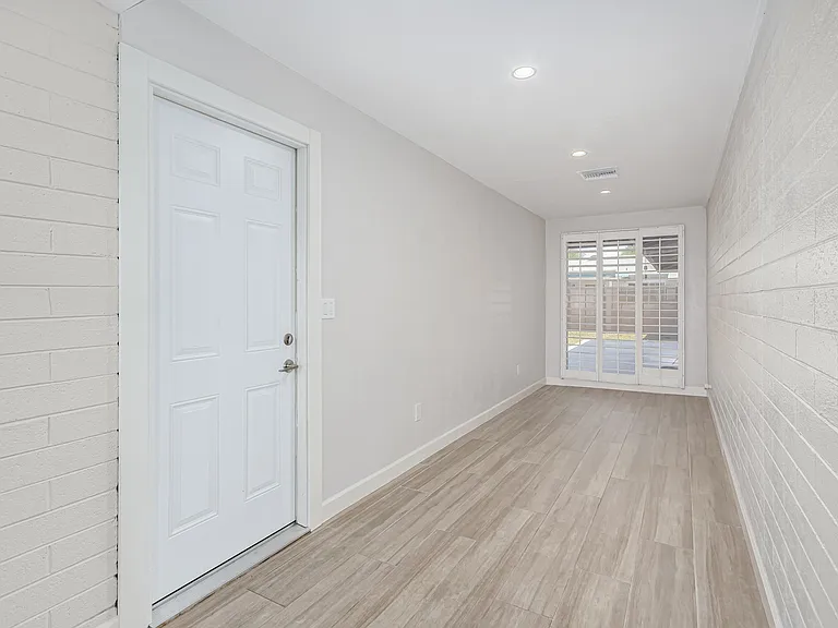 529 E Benjamin Dr — Photo 5