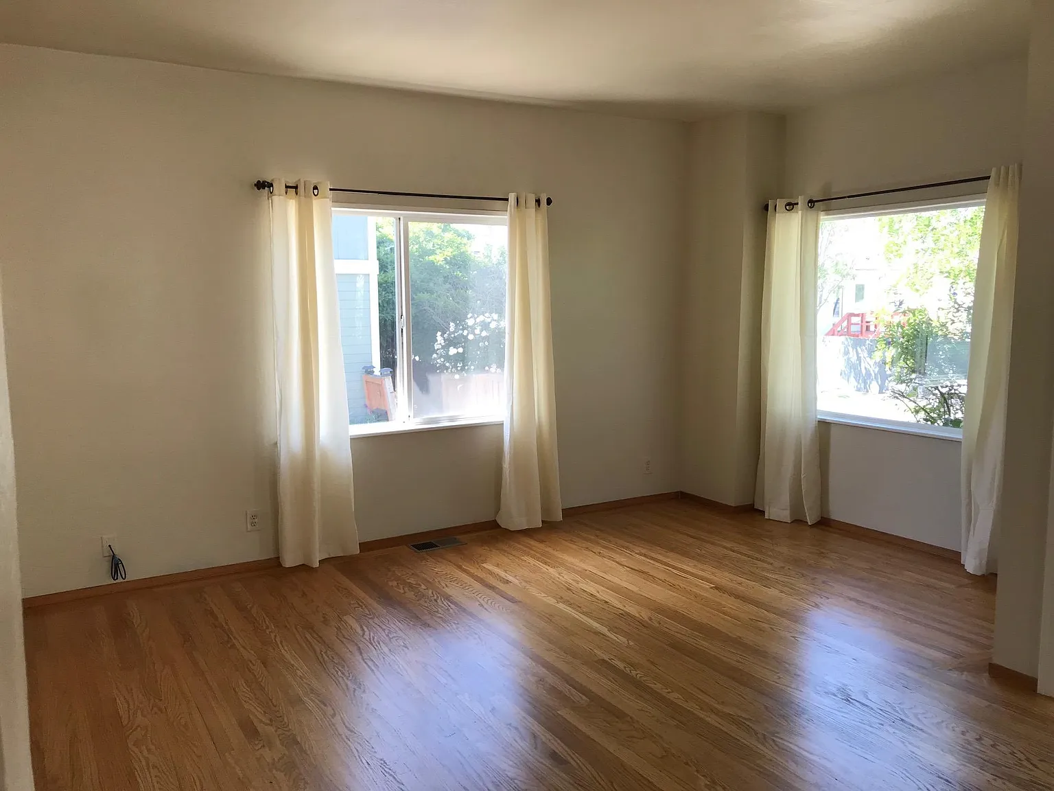 3 bed, 1.5 bath, 1050 sqft, $5,600 — Photo 2