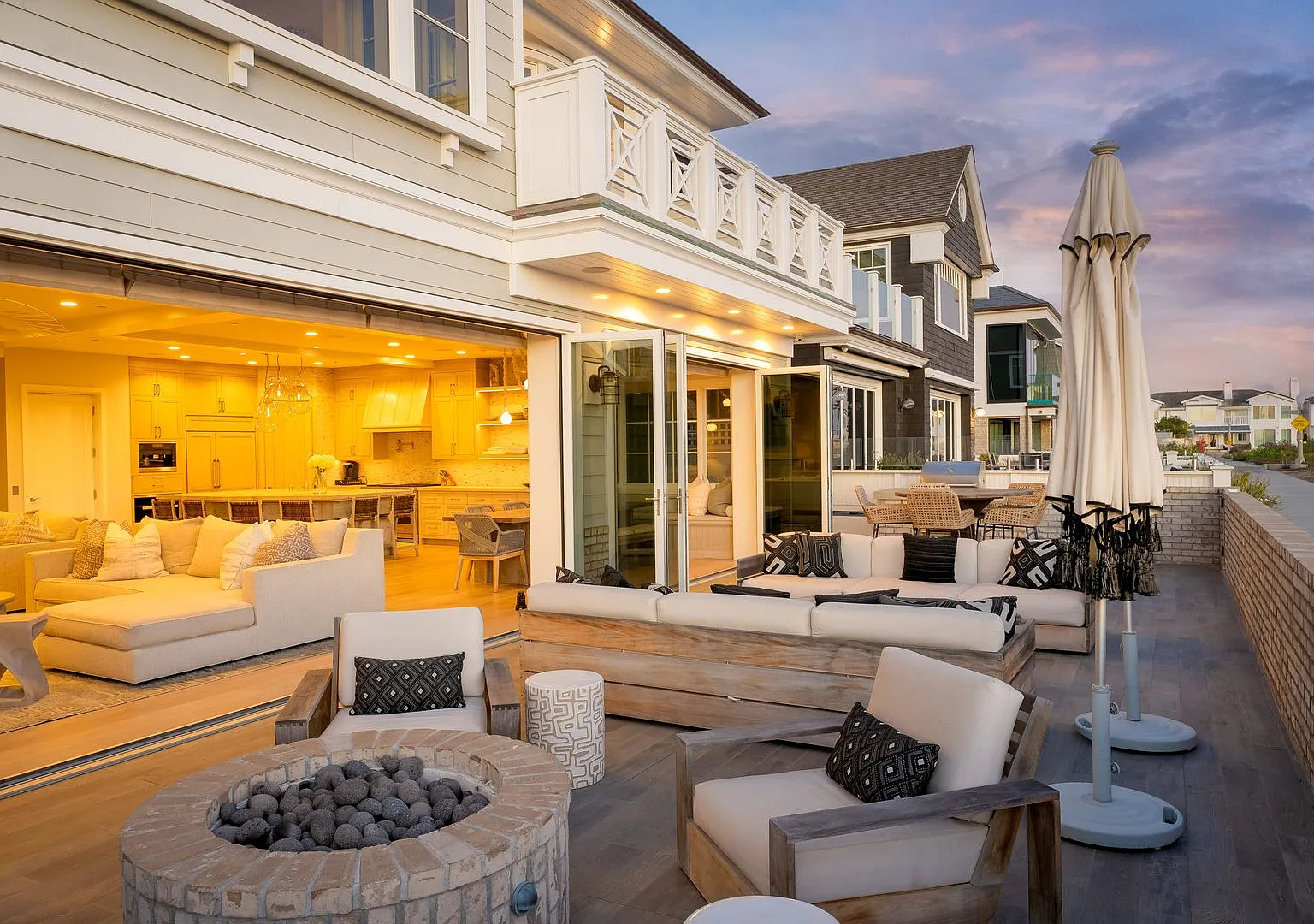 Exquisite Beachfront Luxury on Balboa Peninsula Double Lot — Photo 2
