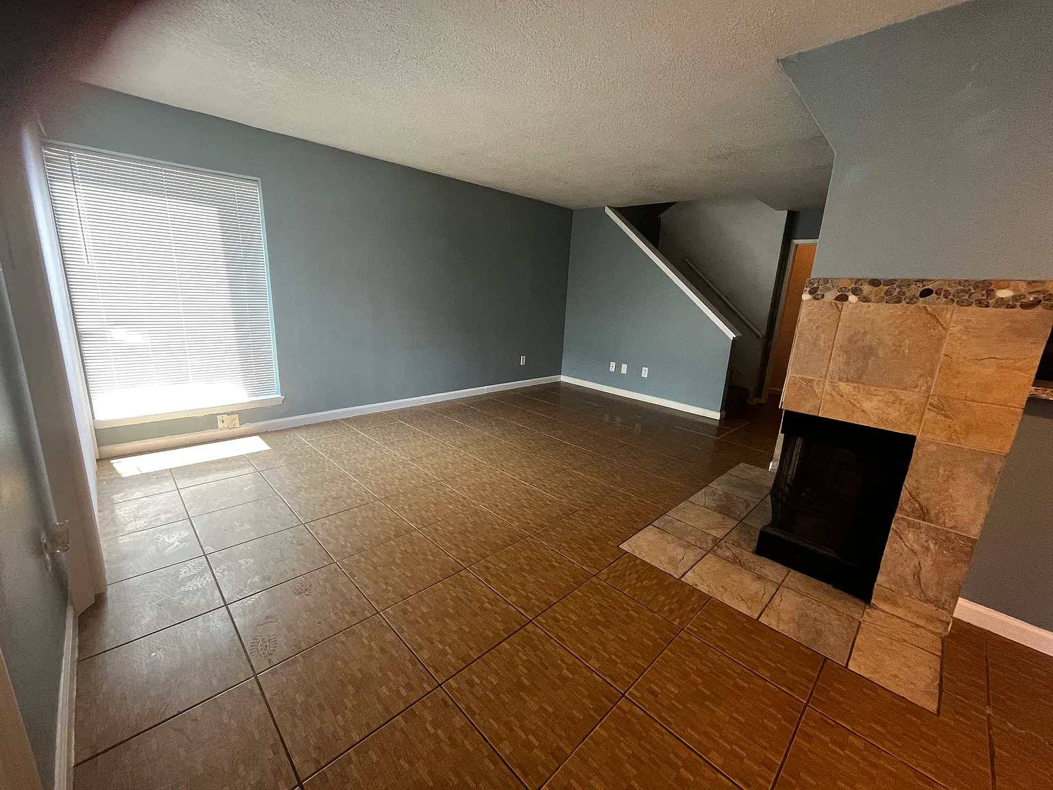 2 bed, 2.5 bath, 1100 sqft, $1,550 — Photo 2