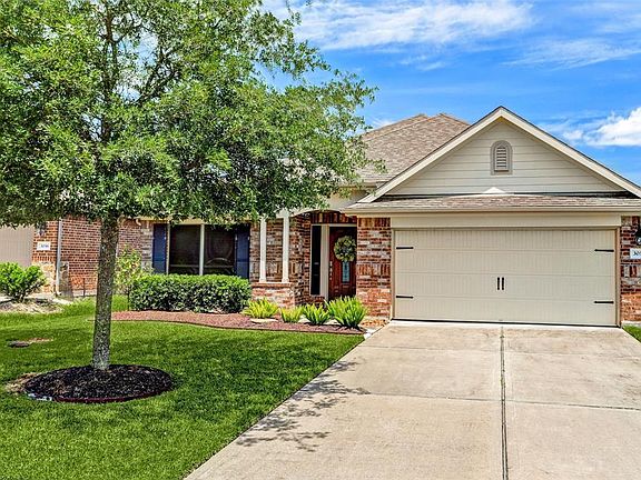Located on a cul-de-sac street, this home is just a short walk to the neighborhood pool and park. The neighborhood also offers lots of sidewalks for walking and is conveniently located close to shopping, dining and interstate access to Houston or Gal