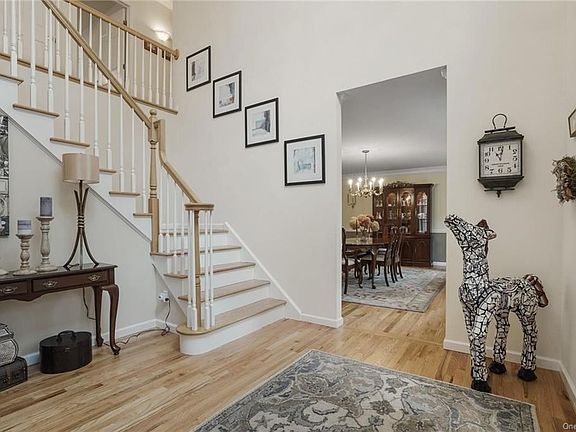 3rd image of 50 Lindy Dr