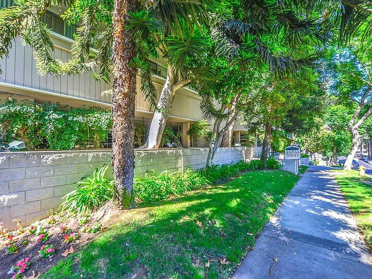 11645 Montana Ave — Photo 43