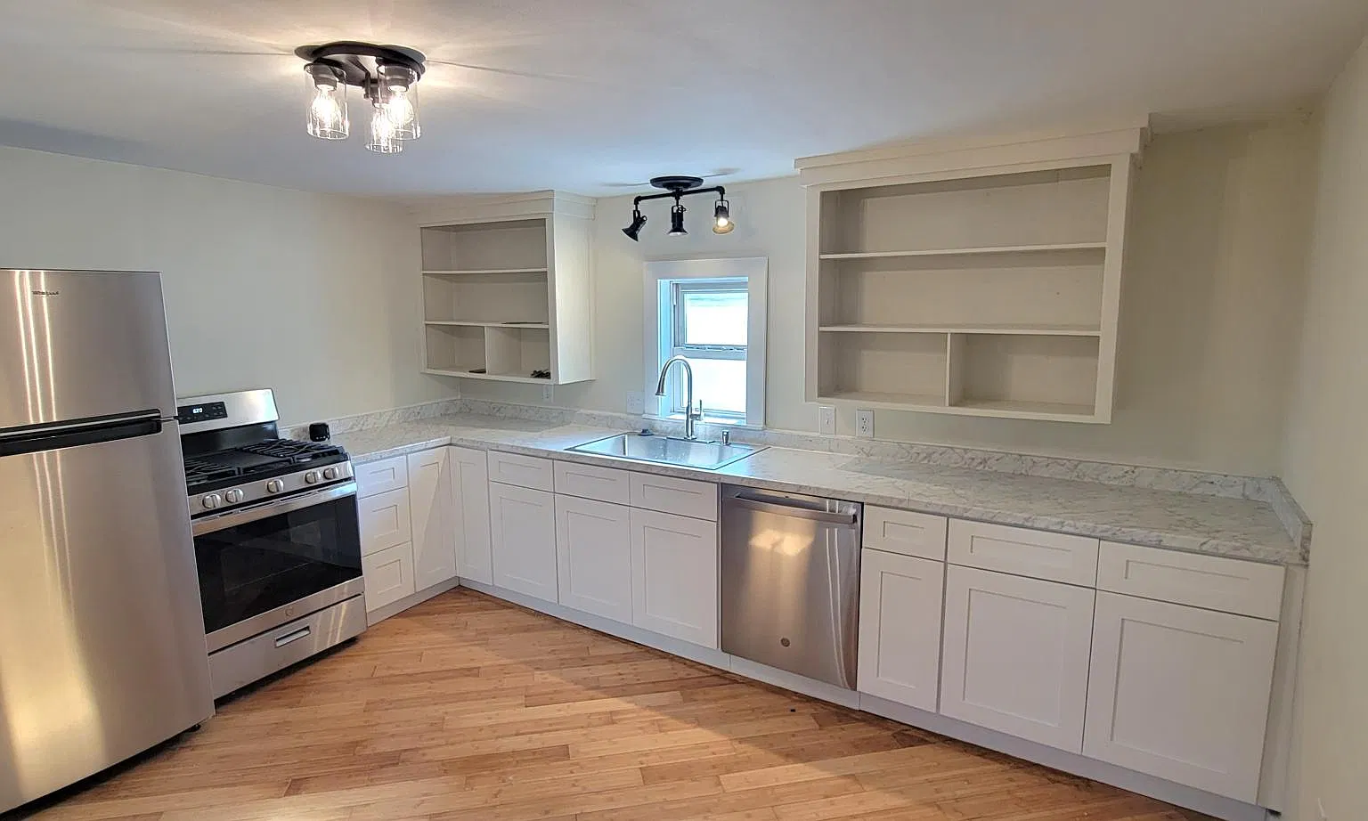 3 bed, 1056 sqft, $1,800 — Photo 3