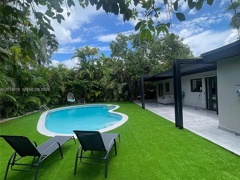 1955 Alamanda Dr — Photo 23