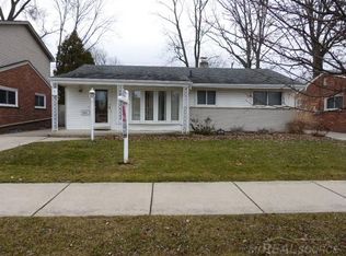 22954 Edgewood St, Saint Clair Shores, MI 48080