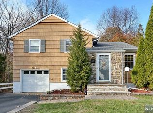 130 Lakeshore Dr, Oakland, NJ 07436