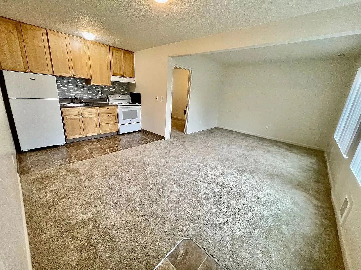 Close-in SE Hawthorne Neighborhood Plex — Photo 1