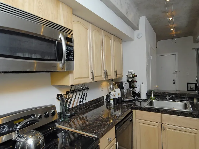 590 N Logan St — Photo 3