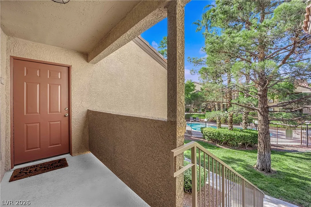 2 bed, 2.0 bath, 960 sqft, $1,350 — Photo 2