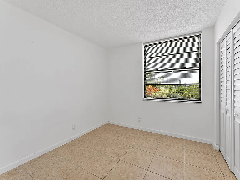 212 Lake Pointe Dr #302 — Photo 21