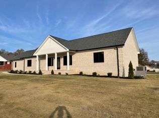 607 Volunteer Dr, Paris, TN 38242