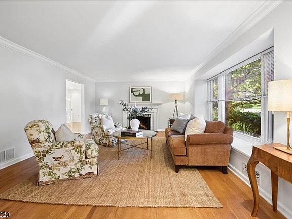 5th image of 74 Woodland Rd