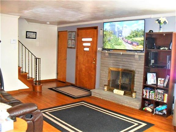 5th image of 239 Calmar Dr
