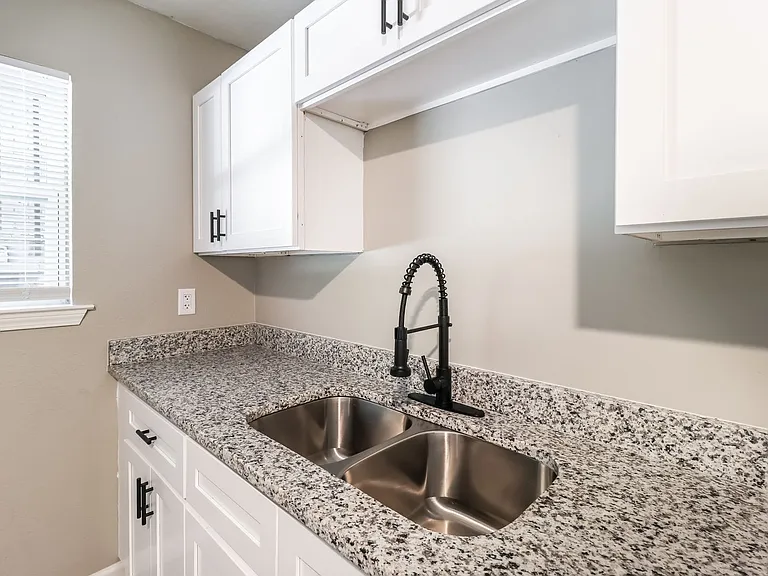 523 E Main St #7 — Photo 9