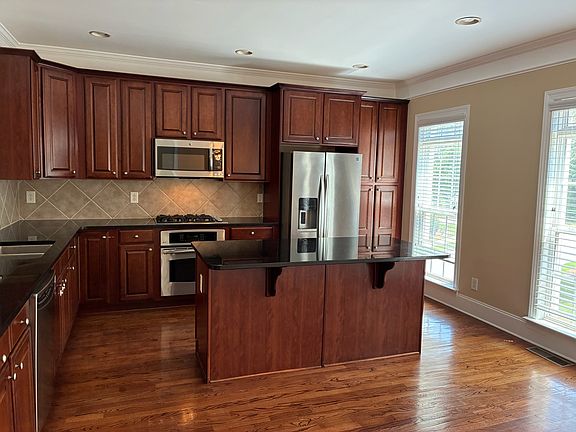 Kichen with Middle Island and stainless steel appliances,