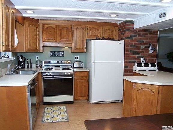 2nd image of 10 Mayflower Ln
