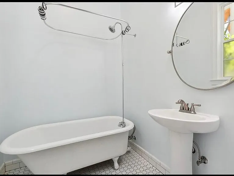 1674 N Robertson St — Photo 4