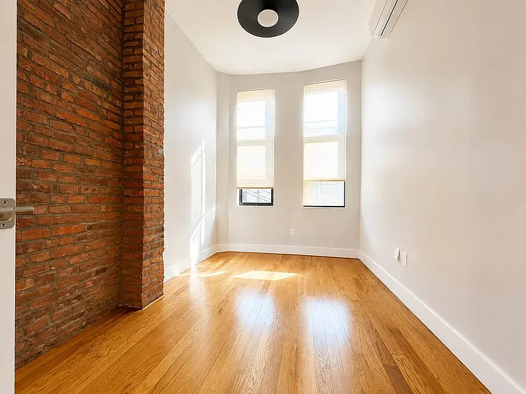 240 Montrose Ave #1R — Photo 8