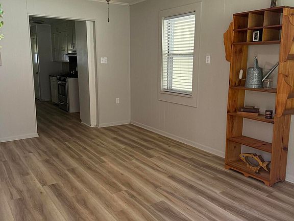 4th image of 1301 Oak Dr