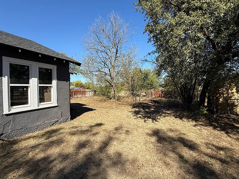 705 E 9th St — Photo 5