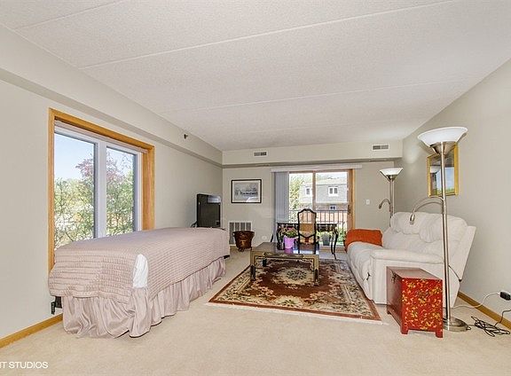 3rd image of 6211 Lincoln Ave Unit 205