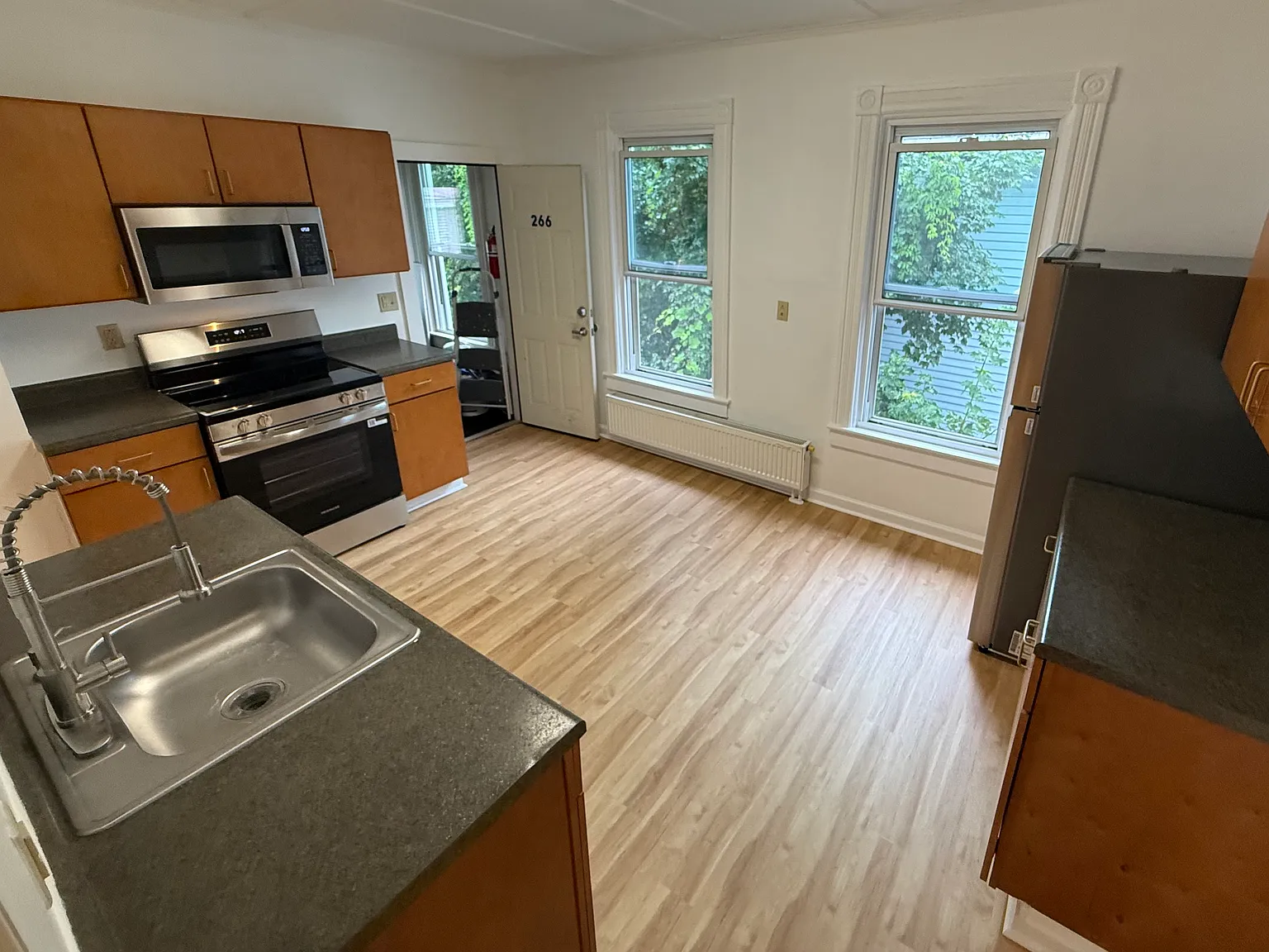 4 bed, 1000 sqft, $1,950 — Photo 1